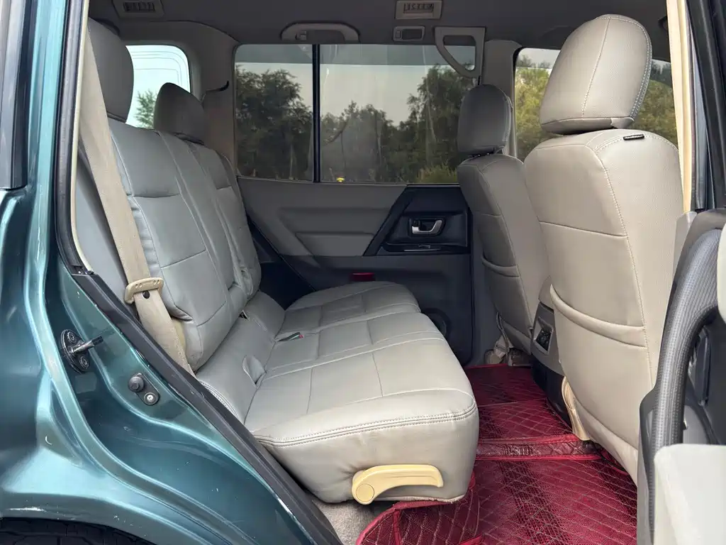 Mitsubishi Pajero — миниатюра 12