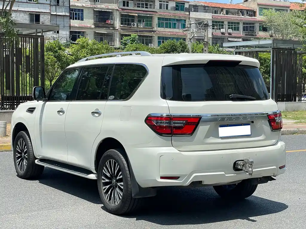 Nissan Patrol — миниатюра 11