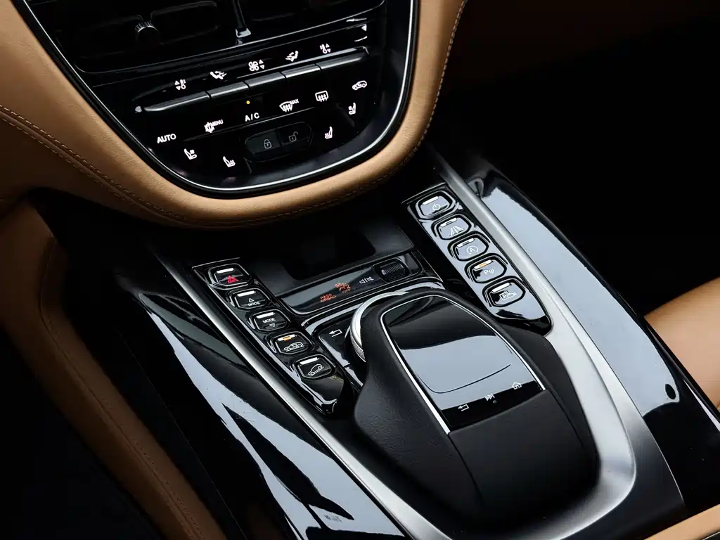 Aston Martin DBX — миниатюра 18