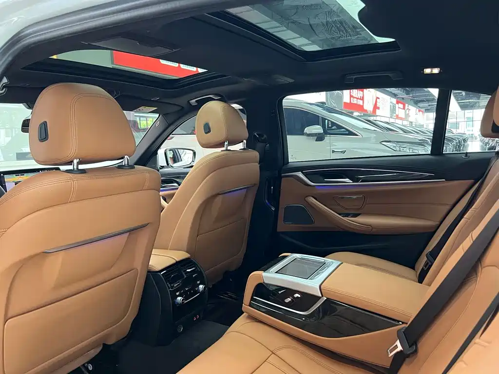 BMW 5 Series — миниатюра 11