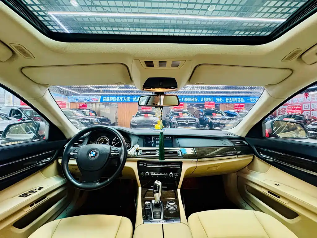 BMW 7 Series — миниатюра 13
