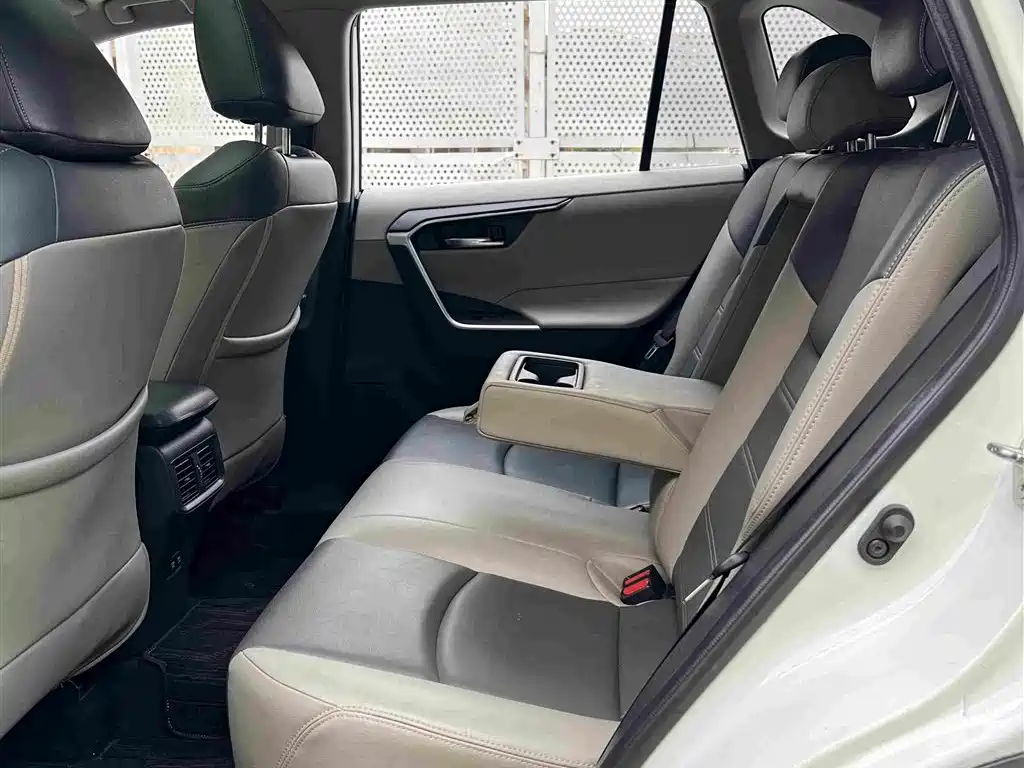 Toyota RAV4 — миниатюра 5