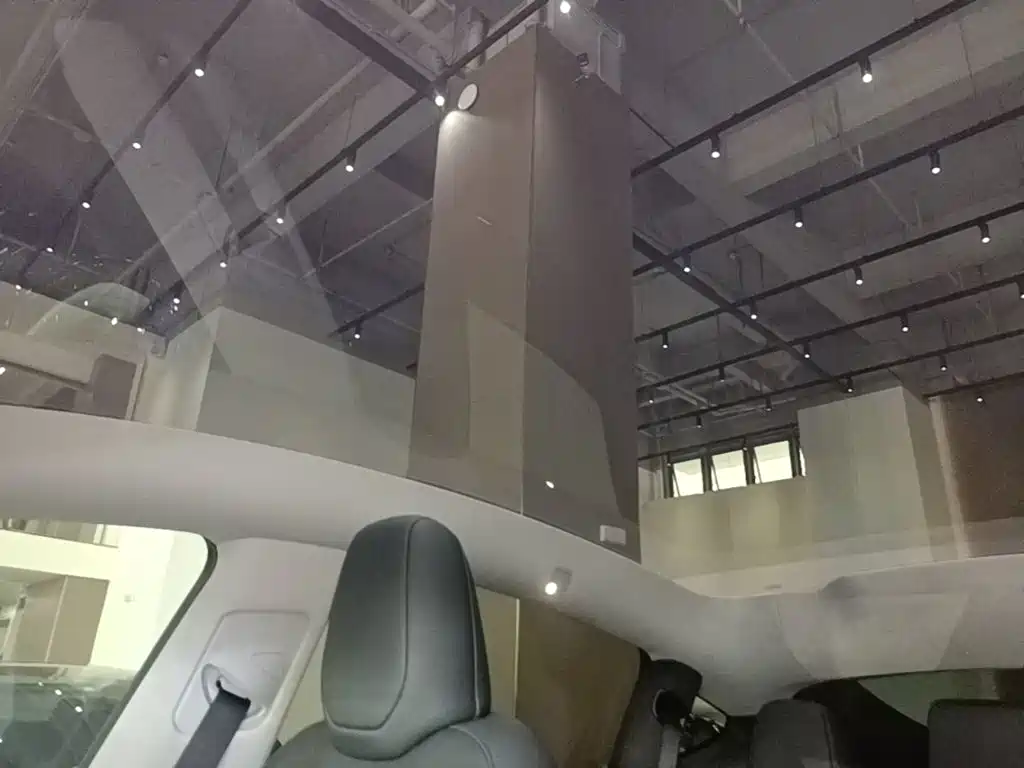 Tesla Model Y — миниатюра 18