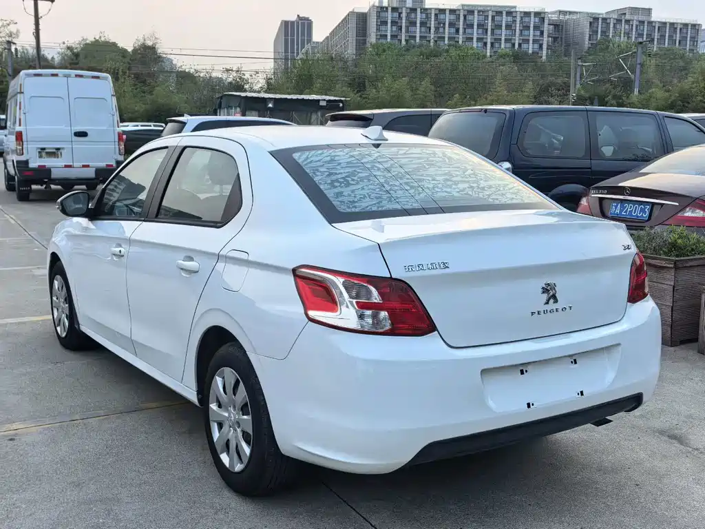 Peugeot 301 2014 1.6L MT Comfort