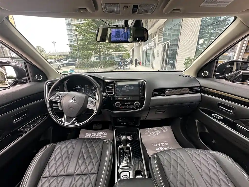 Mitsubishi Outlander 2021 2.4L 7 мест