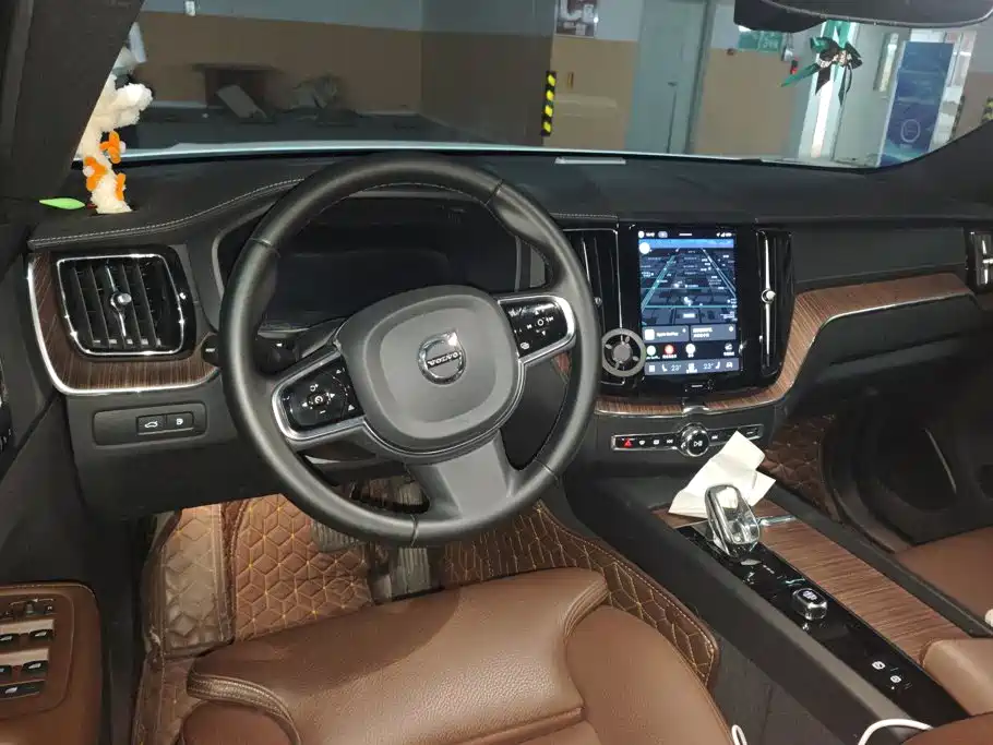 Volvo XC60 PHEV — миниатюра 12