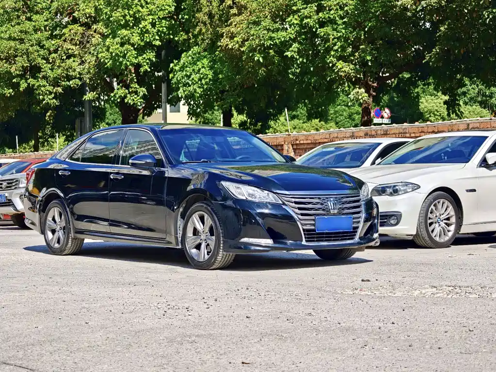 Toyota Crown — миниатюра 3