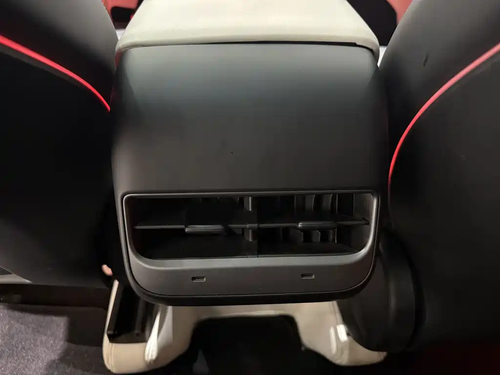Tesla Model Y — миниатюра 9