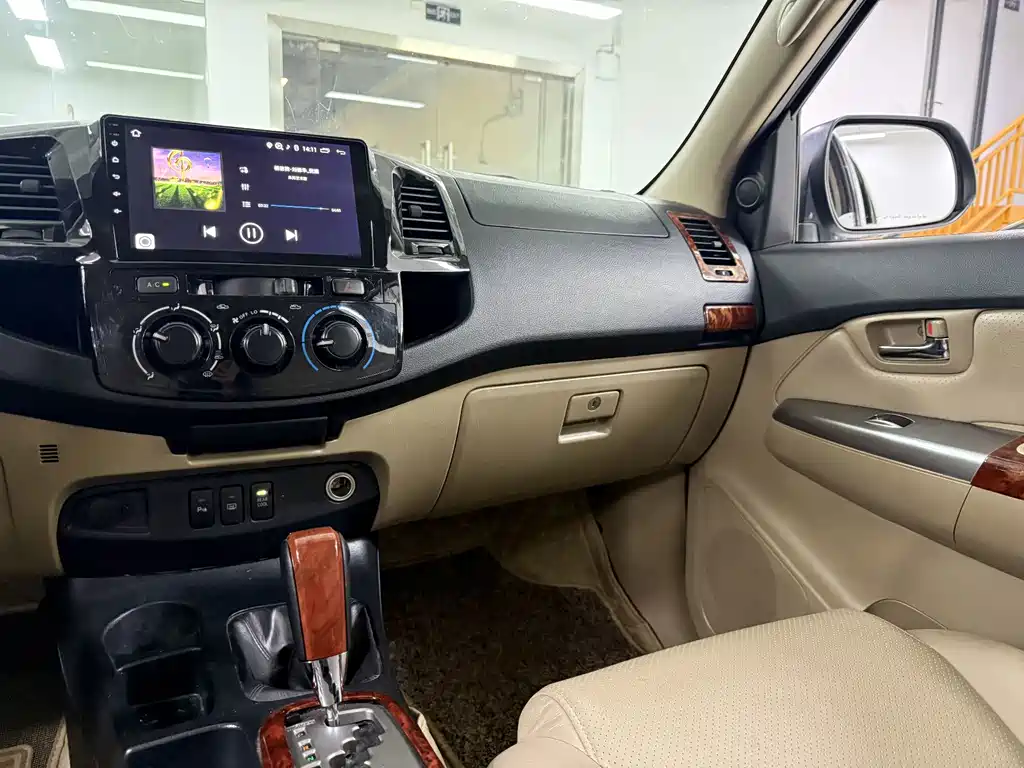 Toyota Fortuner — миниатюра 18