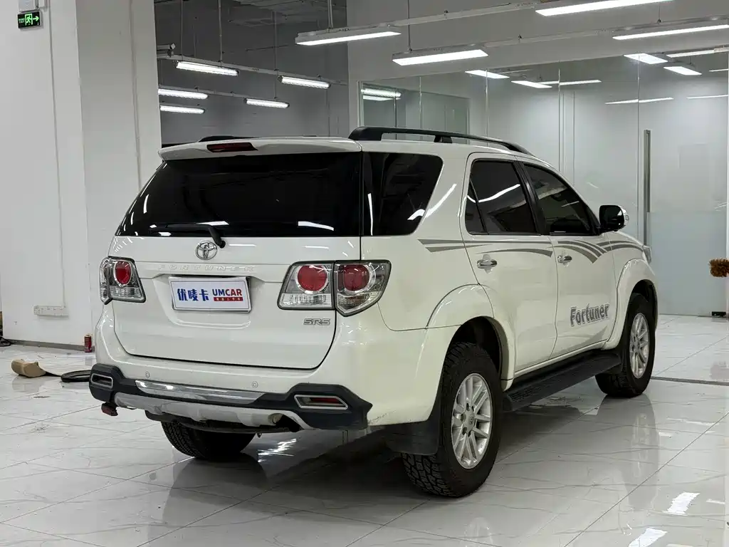 Toyota Fortuner — миниатюра 6