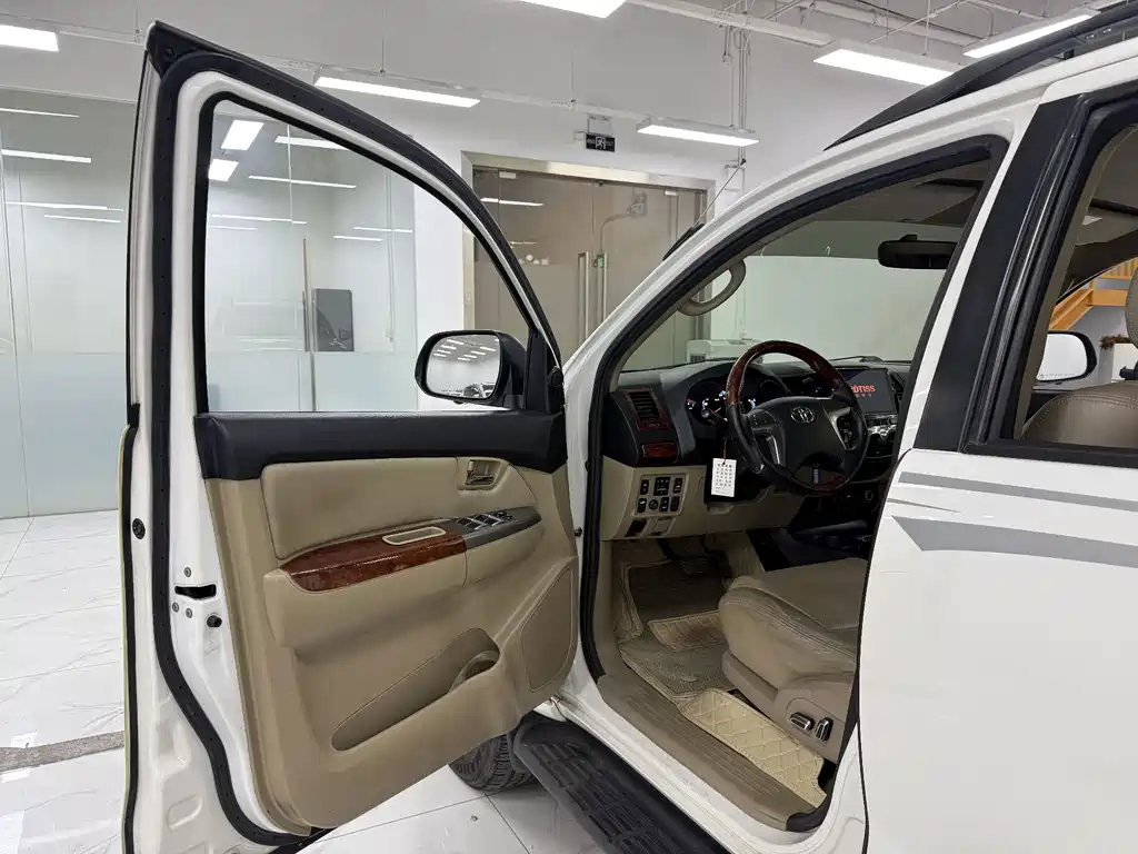 Toyota Fortuner — миниатюра 8