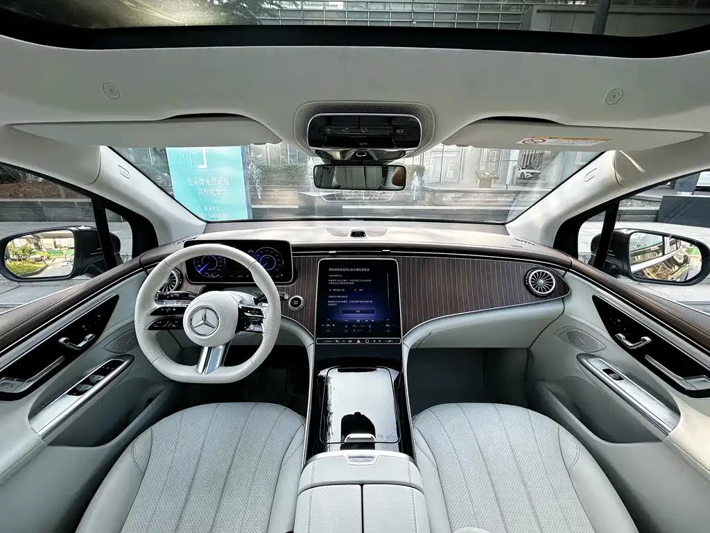Mercedes-Benz EQE SUV — миниатюра 8