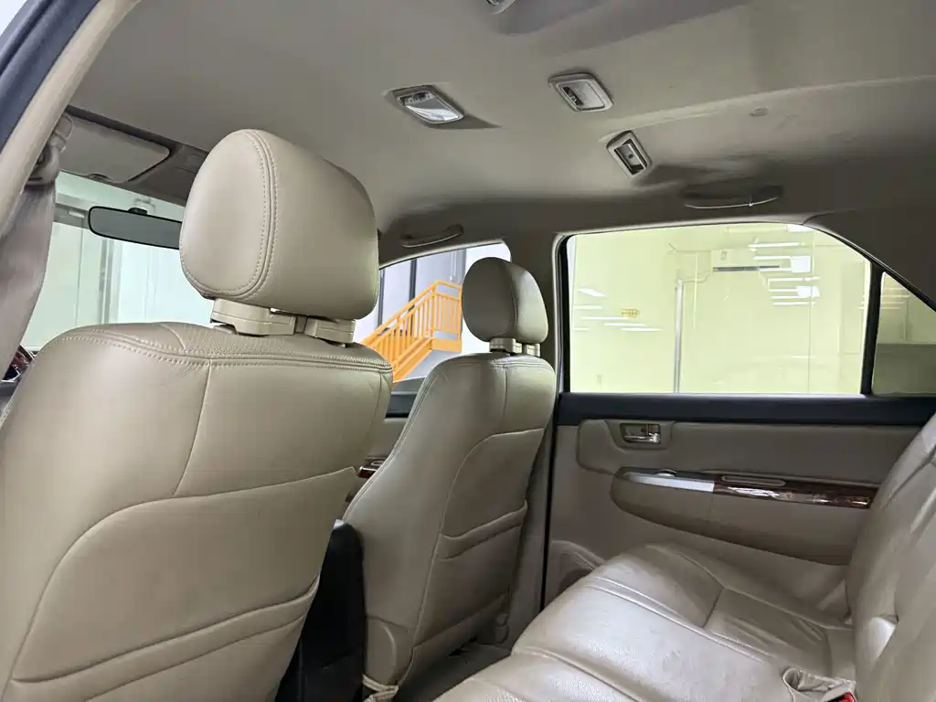 Toyota Fortuner — миниатюра 15