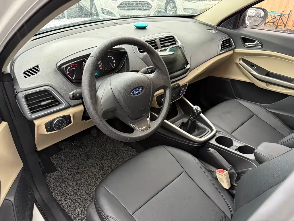 Ford Escort 2015 1.5L MT Comfort