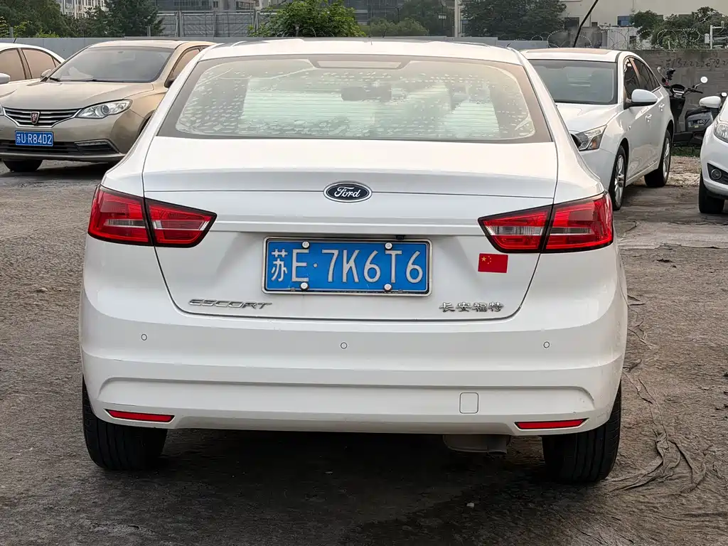Ford Escort 2015 1.5L MT Comfort