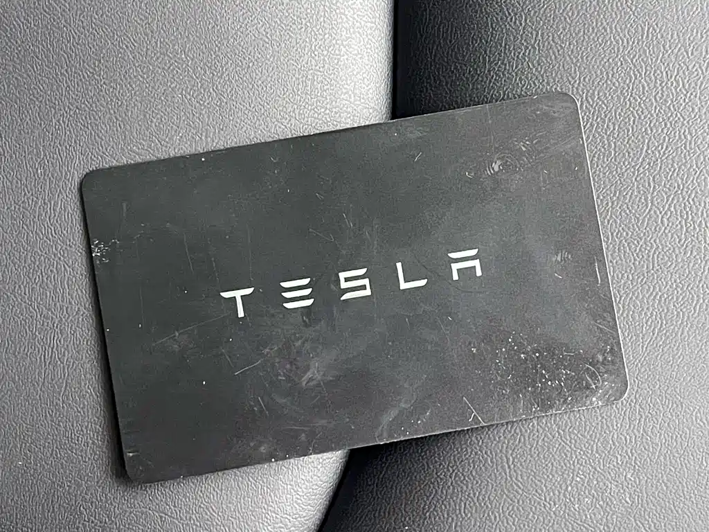 Tesla Model Y — миниатюра 15