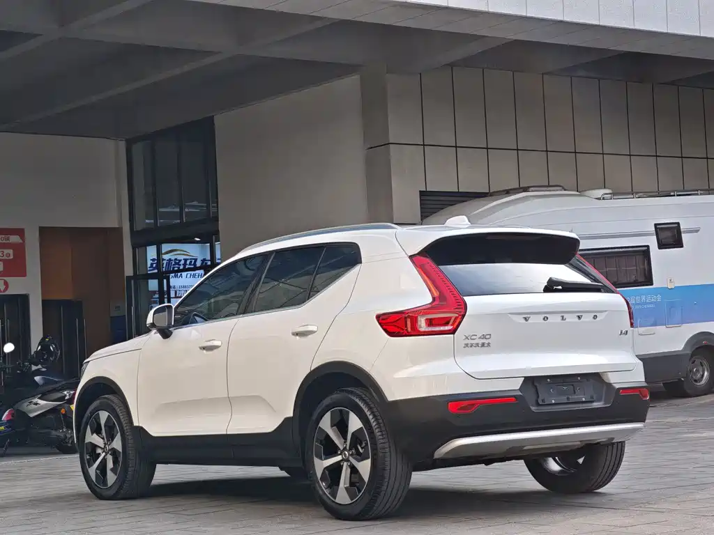 VOLVO XC40