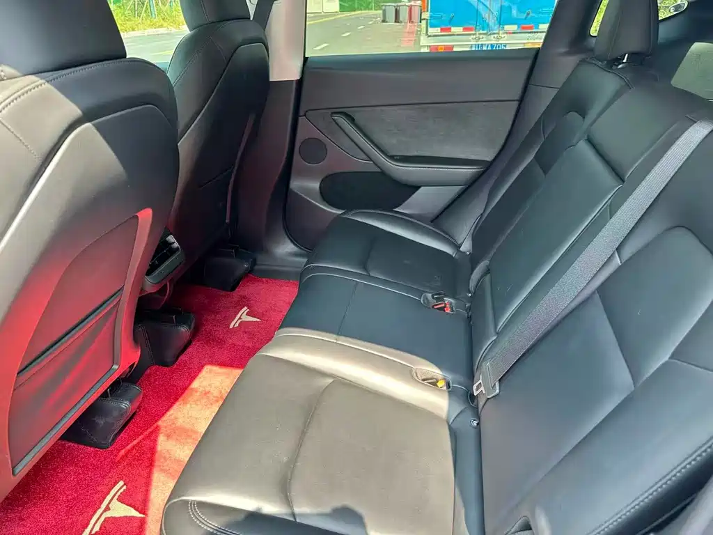 Tesla Model Y — миниатюра 5