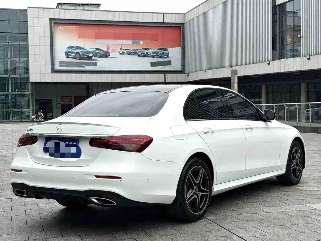 Mercedes-Benz E-Class — миниатюра 8