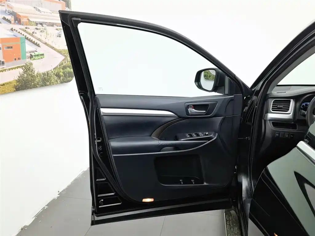 Toyota Highlander 2018 2.0T Luxury 7 мест V