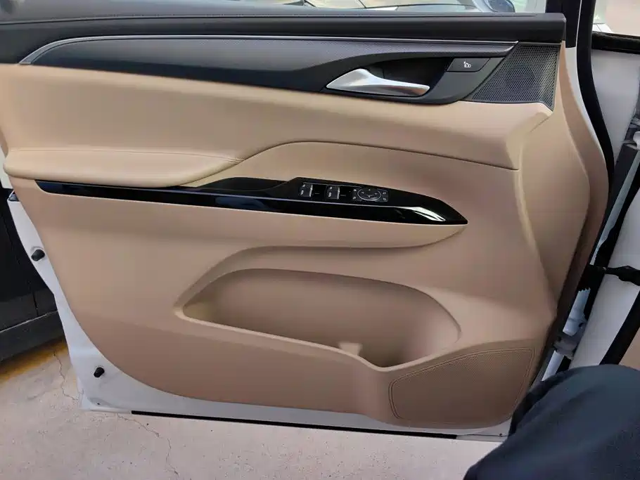 Buick GL8 Hybrid — миниатюра 7