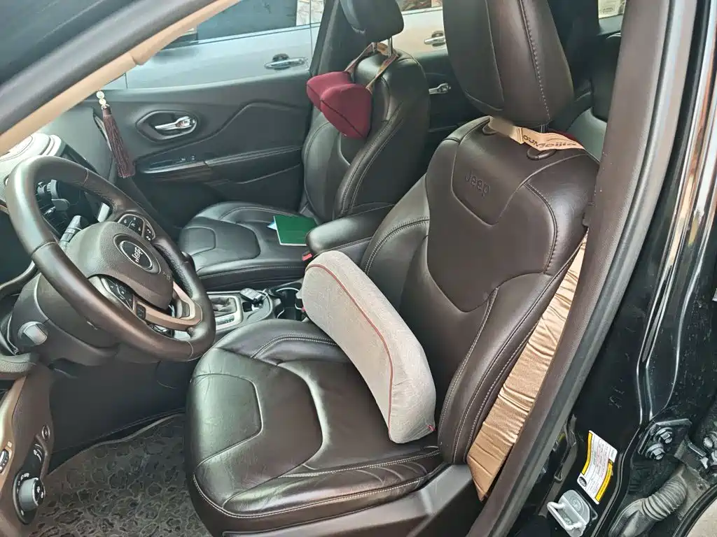Jeep Cherokee (Import) — миниатюра 8