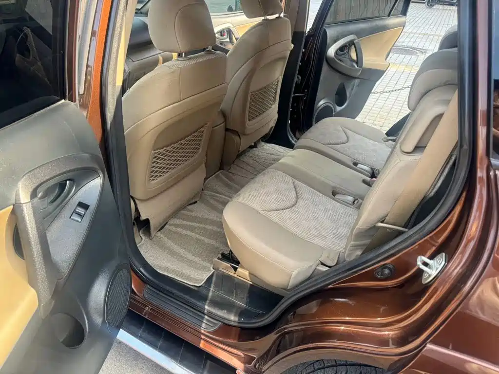 Toyota RAV4 — миниатюра 5