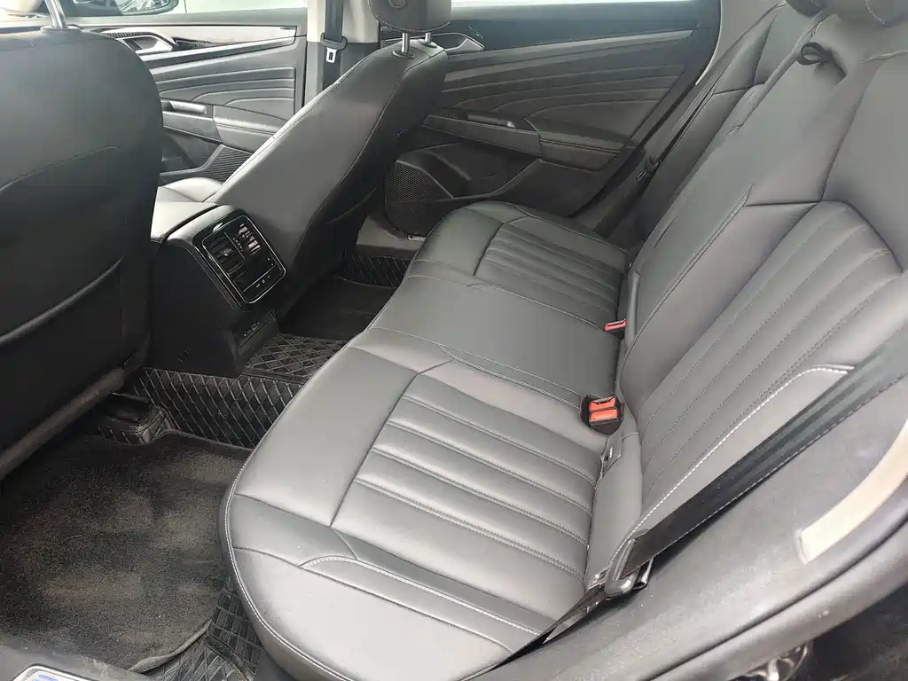 Volkswagen Passat PHEV — миниатюра 4