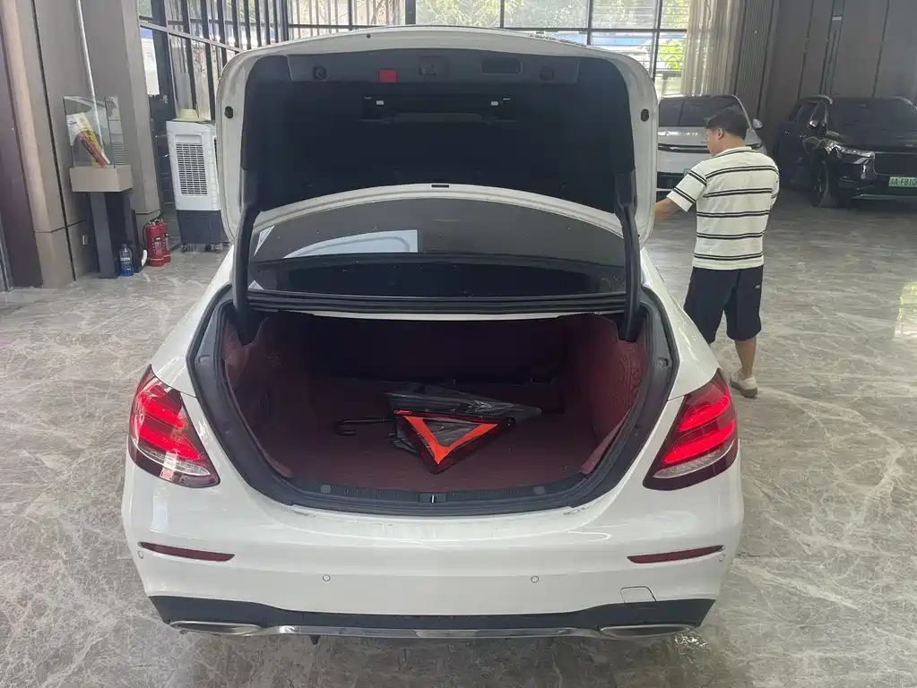Mercedes-Benz E-Class — миниатюра 8