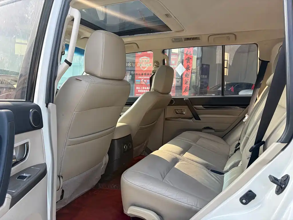 Mitsubishi Pajero (Import) — миниатюра 5