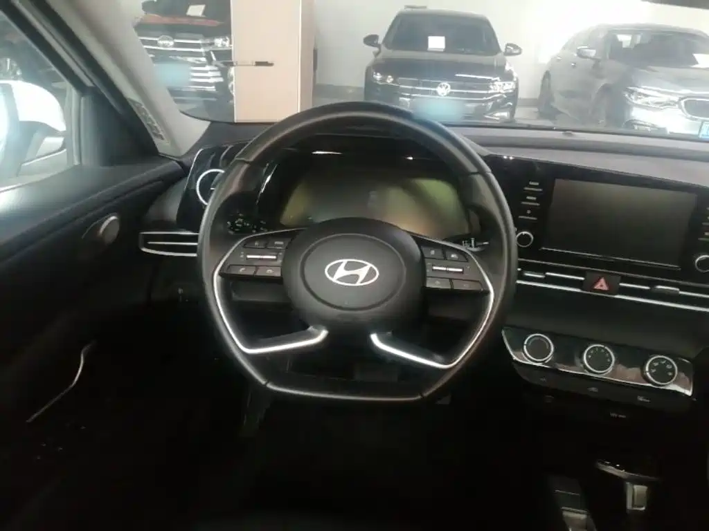 Hyundai Elantra — миниатюра 11