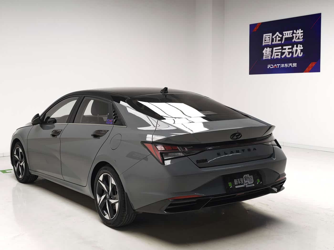 Hyundai Elantra 1.5 л 2021 г. Серебристо-серый, пробег 35000 км