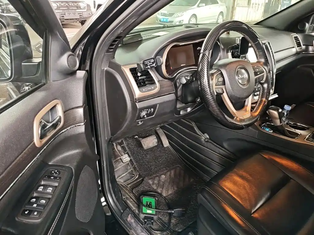 Jeep Grand Cherokee (Import) — миниатюра 21
