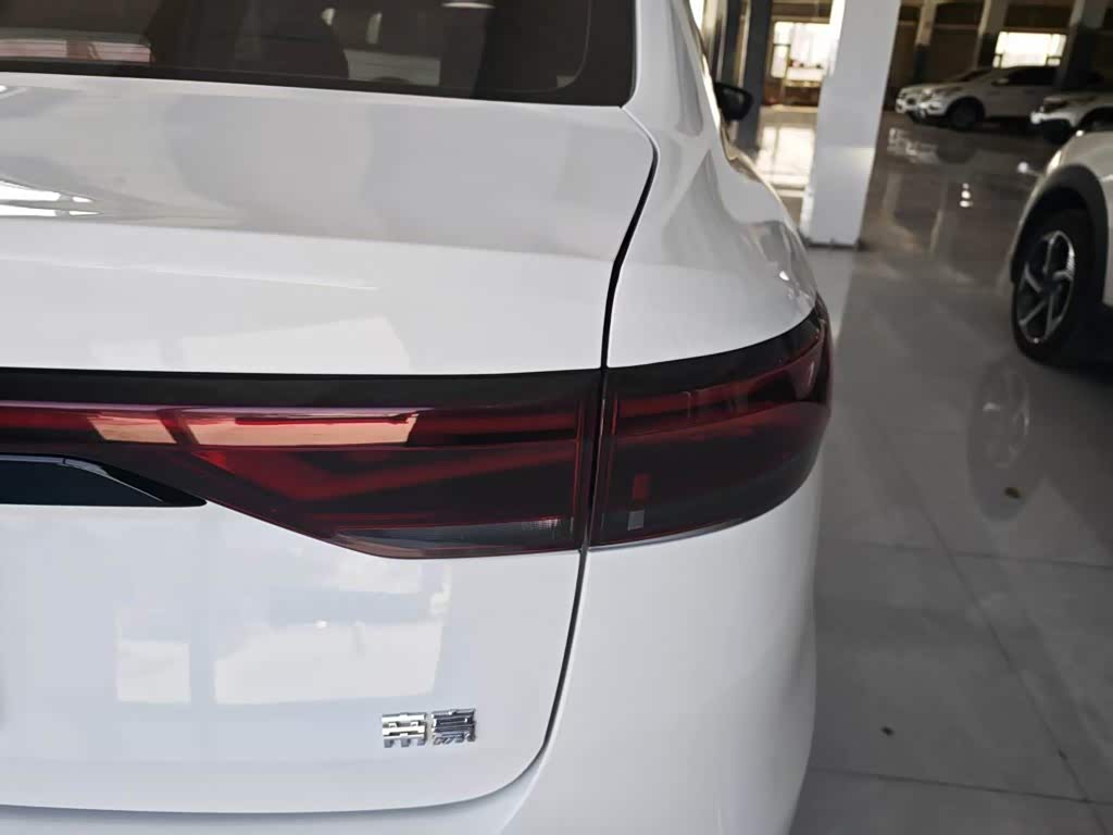 Geely Emgrand 1.5 л 2025 г. Белый, пробег 5600 км