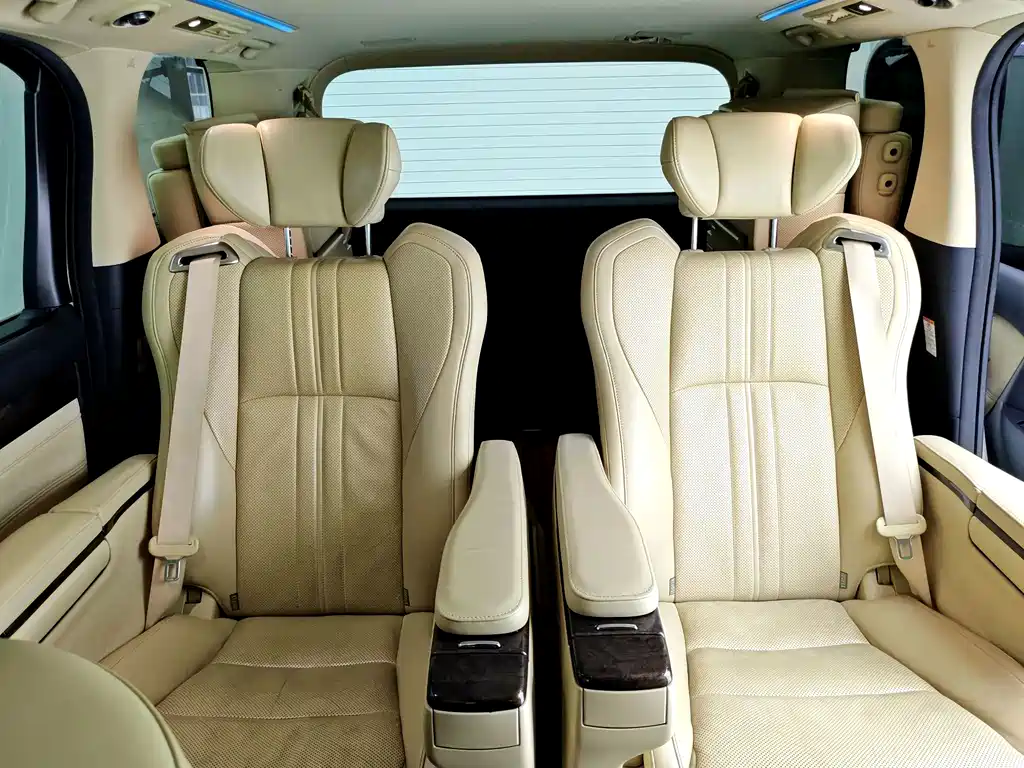 Toyota Alphard — миниатюра 8