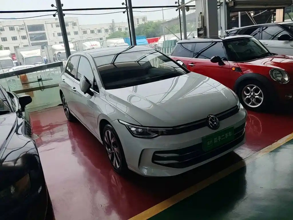 Volkswagen Golf 2025 300TSI Pro