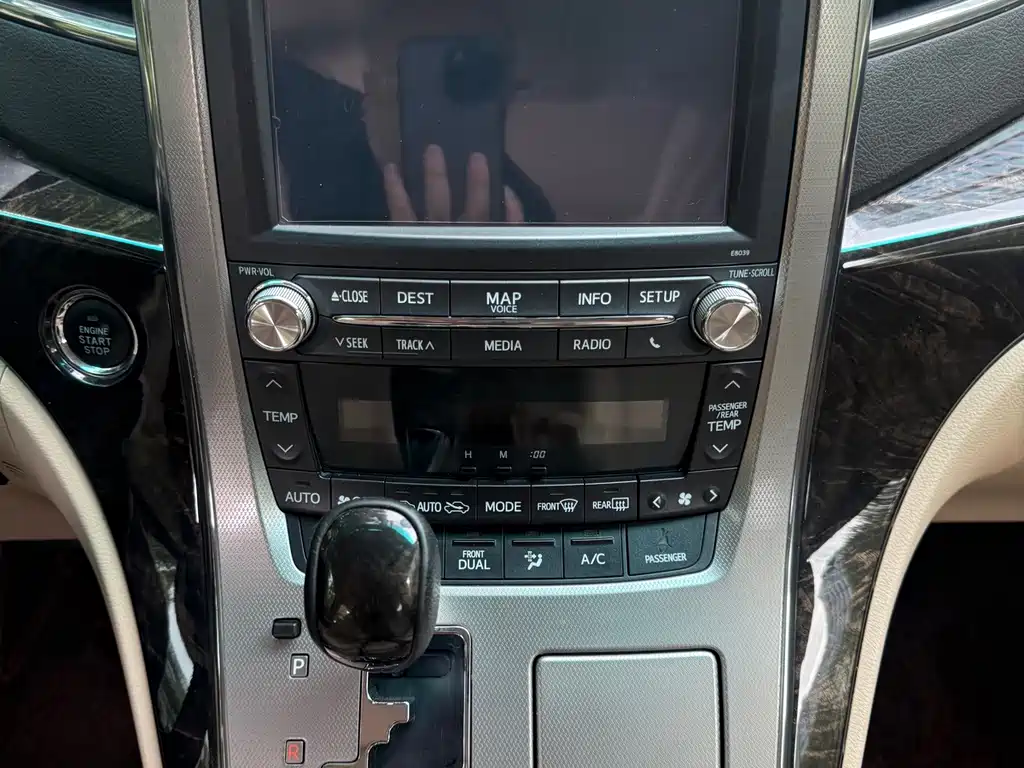 Toyota Alphard — миниатюра 6