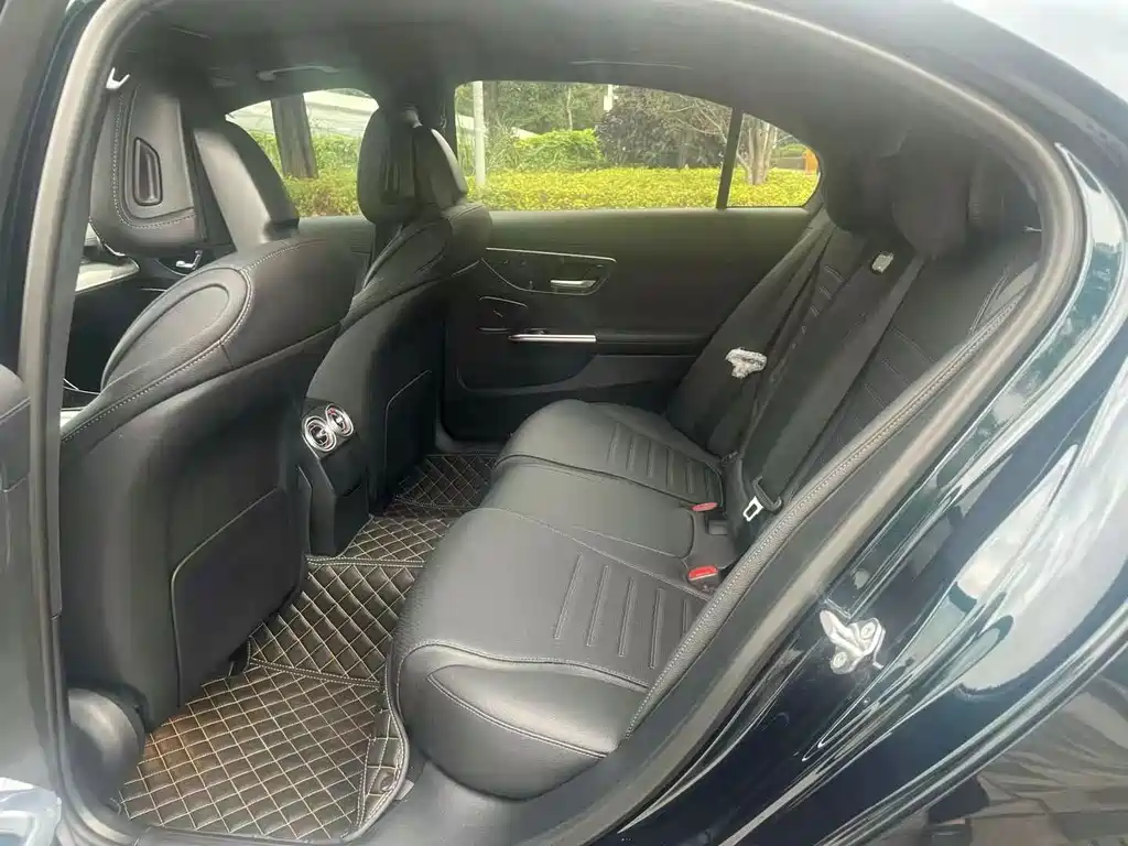 Mercedes-Benz C-Class — миниатюра 6