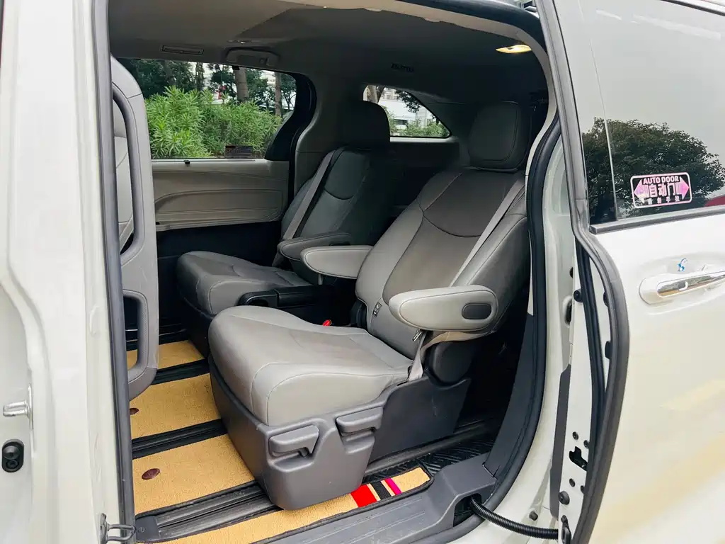 Toyota Sienna — миниатюра 9