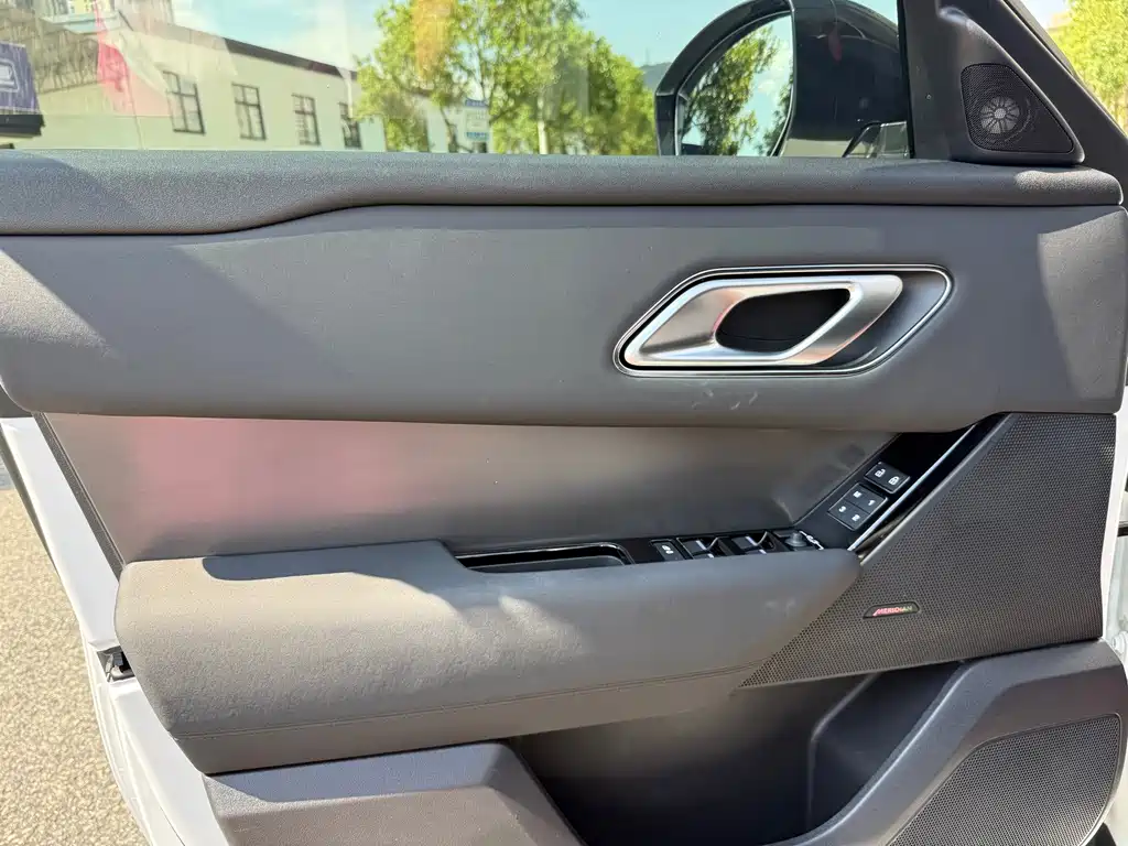 Land Rover Velar — миниатюра 10