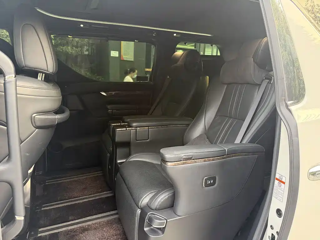 Toyota Alphard — миниатюра 5