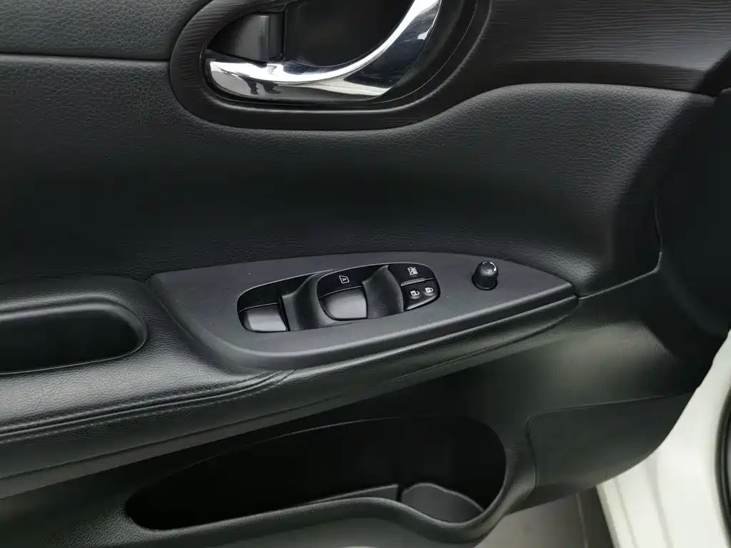 Nissan Tiida — миниатюра 9