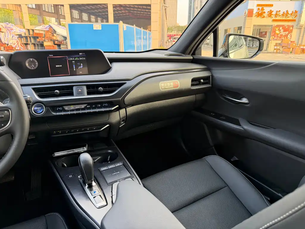 Lexus UX New Energy — миниатюра 8