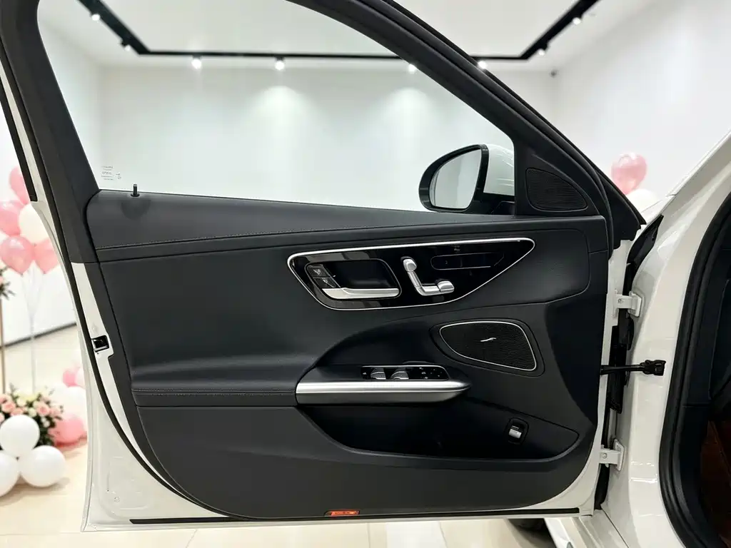 Mercedes-Benz C-Class — миниатюра 11
