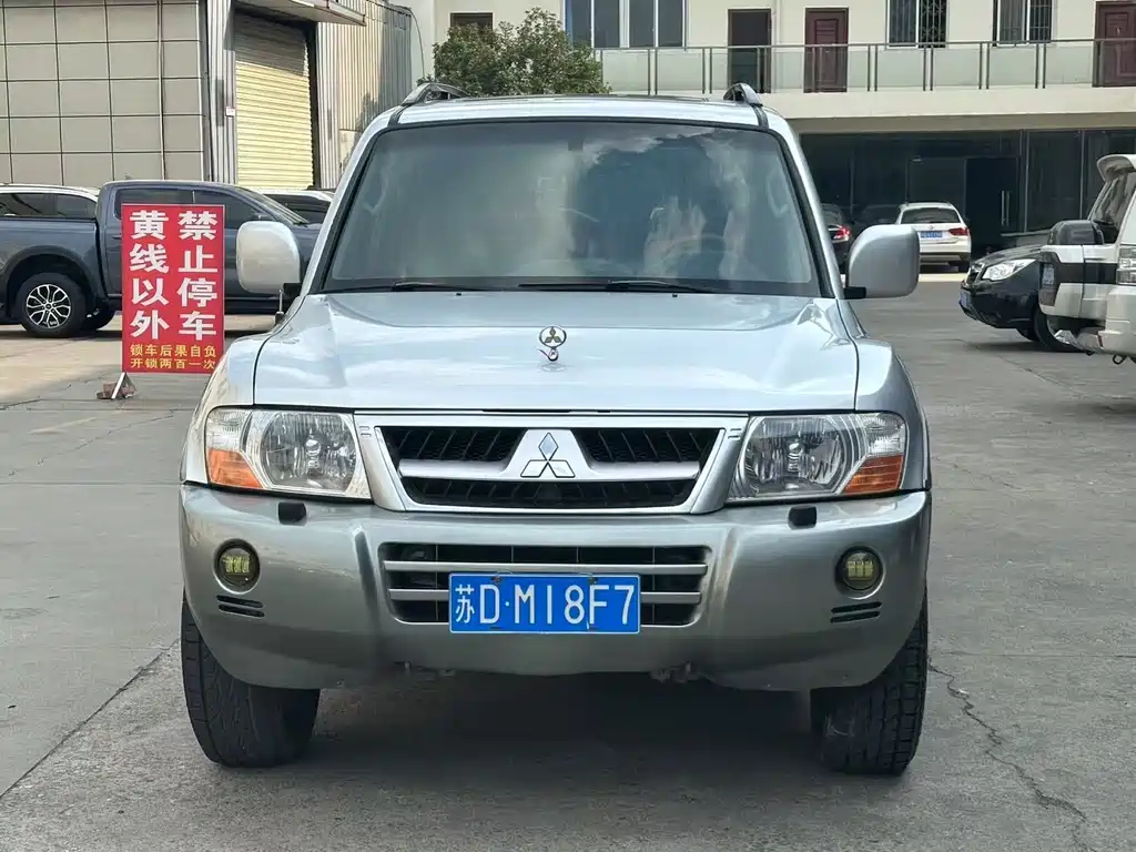 Mitsubishi Pajero — миниатюра 2