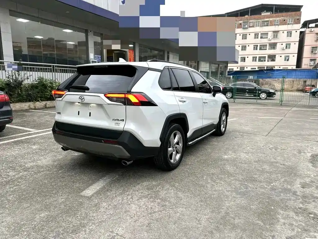 Toyota RAV4 — миниатюра 7