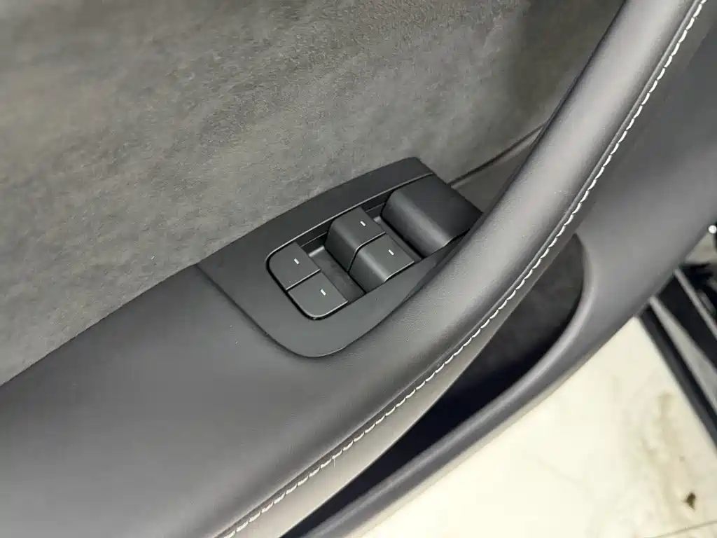 Tesla Model Y — миниатюра 9