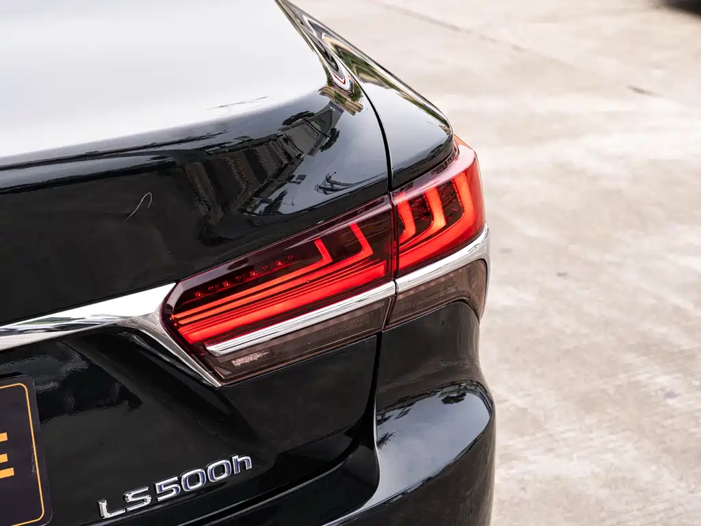 Lexus LS — миниатюра 7