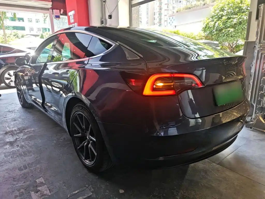 Tesla Model 3 — миниатюра 5