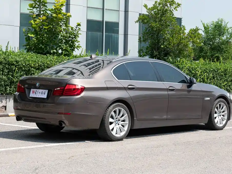 BMW 5 Series — миниатюра 7